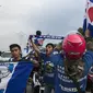 Sejumlah pendukung Persib, Bobotoh, bersuka ria saat tiba di Stadion GBLA Bandung, Jawa Barat, Sabtu (22/7/2017). Bobotoh bersiap menyaksikan laga Liga 1 melawan Persija. (Bola.com/Vitalis Yogi Trisna)