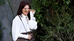 Aktris Korea Selatan, Park Shin Hye berpose pada sesi pemotretan sebelum fashion show Chanel 2018 S/S Collection di Paris Fashion Week, Selasa (3/10). Sebelumnya, Shin Hye menghadiri acara fashion di New York dan pemotretan majalah. (FRANCOIS GUILLOT/AFP)