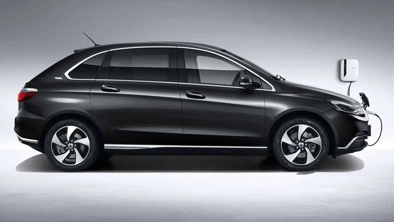Mobil listrik Denza X  hasil kerja sama Daimler Greater China Ltd dan BYD