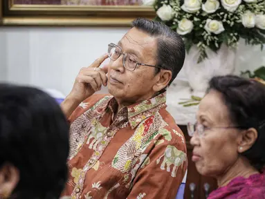 Wakil Presiden ke-11 Boediono menghadiri acara sepuluh tahun mengenang kepergian ekonom Indonesia, Dr. Sjahrir di kawasan Menteng, Jakarta, Sabtu (28/7). Dr. Sjahrir dikenal sebagai seorang aktivis, ekonom hingga akademisi. (Liputan6.com/Faizal Fanani)