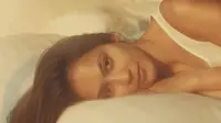 Pevita Pearce di atas kasur dengan rambut terurai (Dok.Instagram/@pevpearce/https://www.instagram.com/p/B7H3seqpgl8/Komarudin)