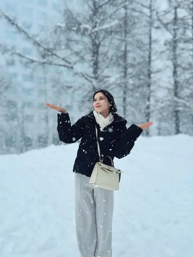 6 Potret Gaya Outfit Liburan Iris Wullur, Kasual Stylish hingga Elegan Minimalis