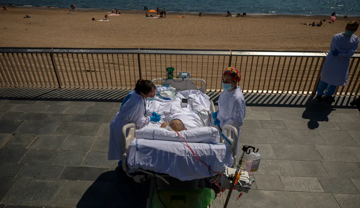 Francisco España (60) melihat pantai dari area pejalan kaki di seberang "Rumah Sakit del Mar" di Barcelona, 4 September 2020. Sebuah rumah sakit di Barcelona ingin mengetahui apakah jalan-jalan singkat ke pantai dapat membantu pemulihan pasien Covid-19 yang dirawat di ICU (AP Photo/Emilio Morenatti)