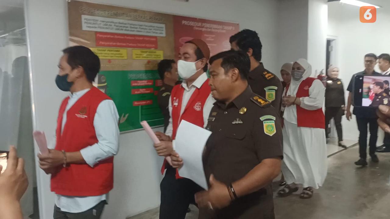 Tiga tersangka kasus skincare bermerkuri di Sulsel digiring ke mobil tahanan Kejari Makassar. (Liputan6.com/Eka Hakim)
