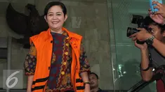Staff anggota DPR Damayanti Wisnu Putranti, Dessy A Edwin berjalan keluar gedung KPK usai menjalani pemeriksaan di Jakarta, Jumat (4/3). Dessy tertangkap dalam operasi tangkap tangan (OTT) KPK. (Liputan6.com/Helmi Afandi)