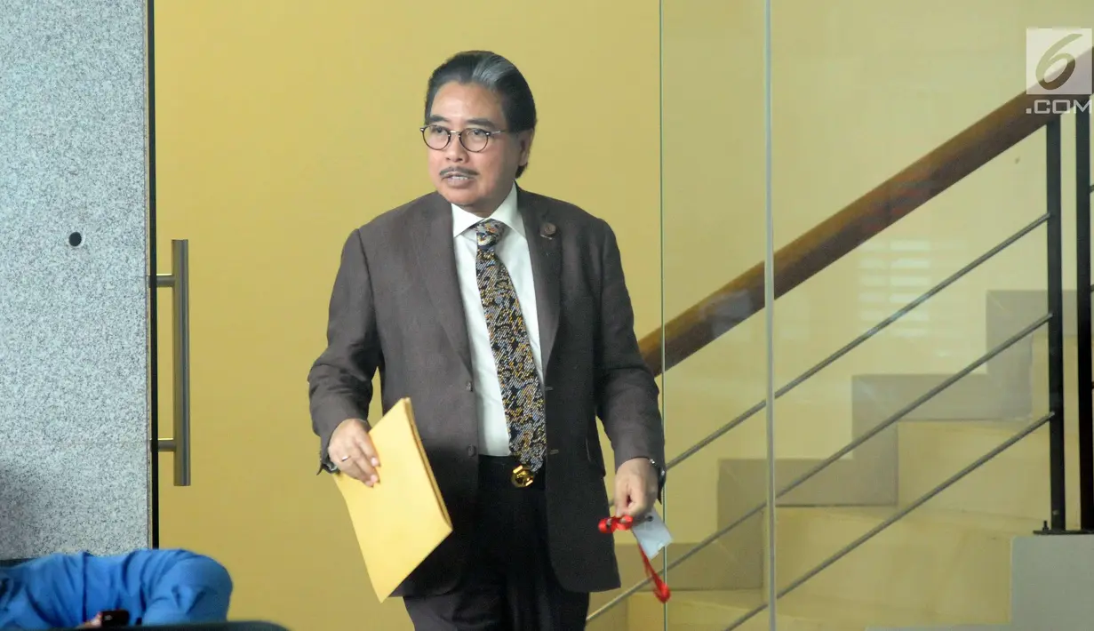 Pengacara Hotma Sitompul usai menjalani pemeriksaan di Gedung KPK, Jakarta, Rabu (8/11). Hotma diperiksa terkait kasus dugaan korupsi KTP Elektronik. (Liputan6.com/Helmi Fithriansyah)