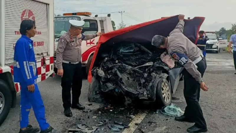 Petugas Patroli Jalan Raya Polda Riau mengecek kondisi mobil yang mengalami kecelakaan di Tol Pekanbaru.