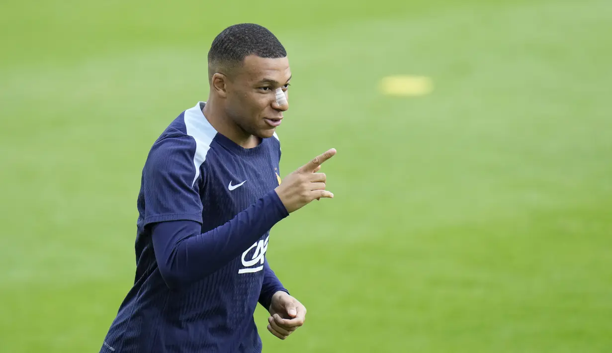 Mbappe mengenakan penutup luka di hidungnya dan hanya melakukan latihan tanpa kontak. (AP Photo/Hassan Ammar)