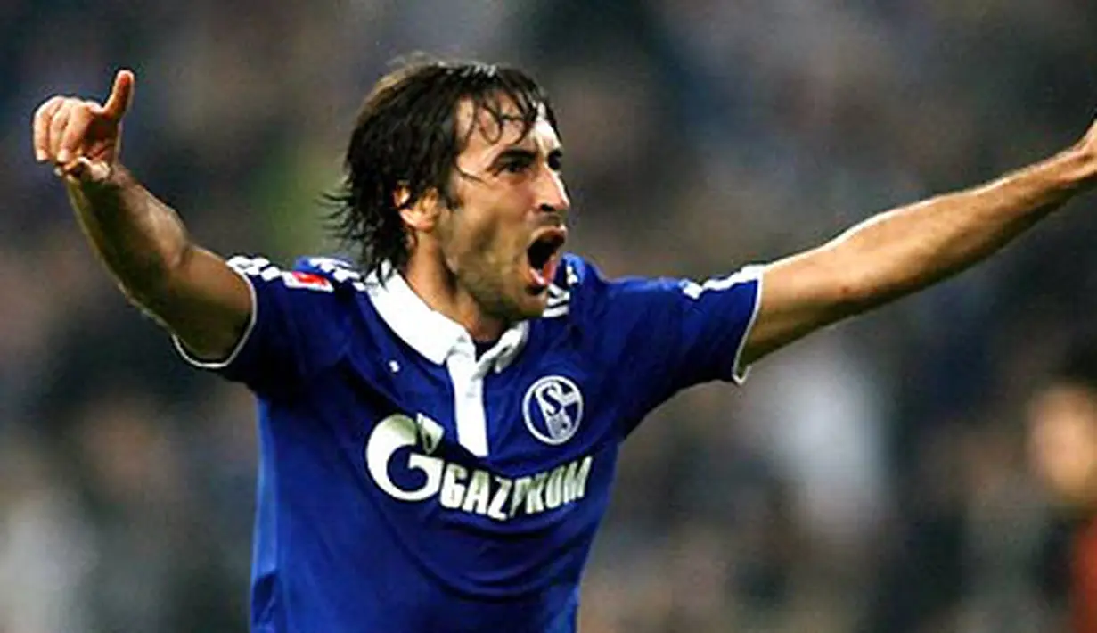 Raul bersorak usai mencetak gol ketika Schalke 04 mengalahkan St Pauli pada lanjutan Bundesliga di Veltins Arena, 5 November 2010. AFP PHOTO/PATRIK STOLLARZ