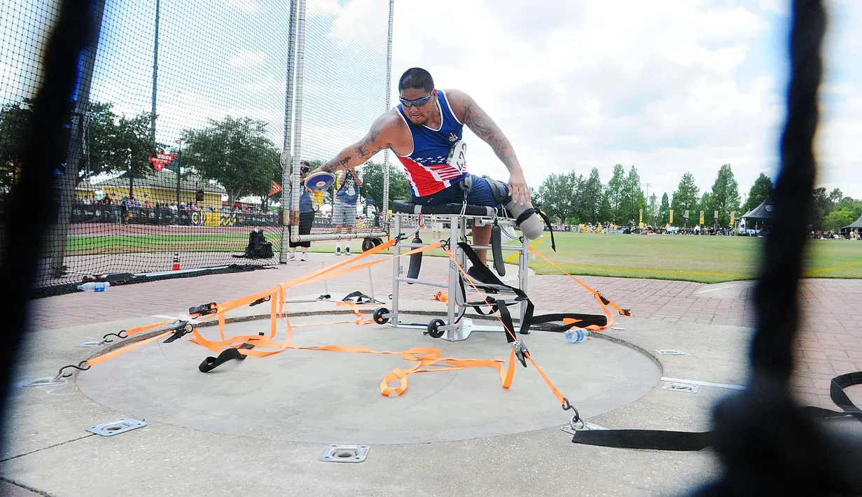 Seorang peserta bersiap melakukan lempar cakram kategori pria pada ajang pada ajang Invictus Games Orlando 2016 di ESPN Wide World of Sports complex, (10/5/2016), Lake Buena Vista, Florida.   (Gerardo Mora/Getty Images for Invictus Games/AFP)