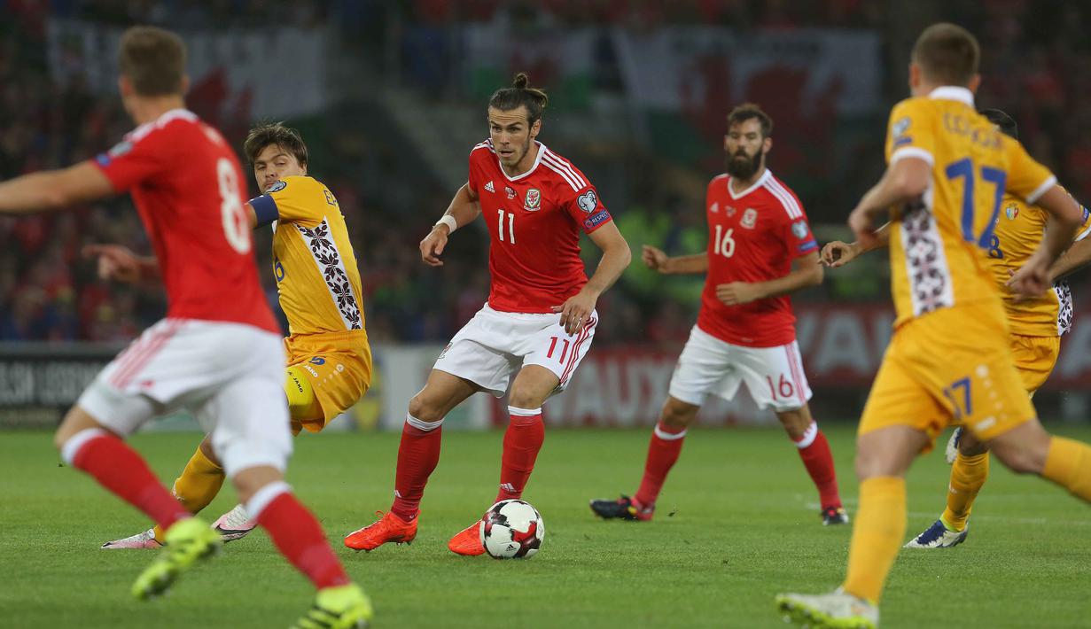 Gareth Bale mengontrol bola saat berusaha melewati hadangan pemain Moldova pada kualifikasi Piala Dunia 2018 di Stadion Cardiff City Stadium, Cardif, Wales Selatan, (6/9/2016) dini hari WIB. (AFP/Geoff Caddick)