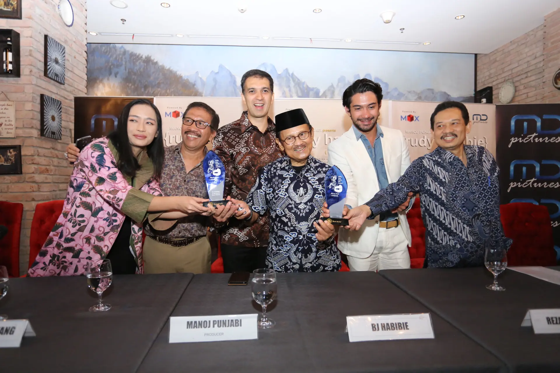 Syukuran Kemenangan Reza Rahadian dan Tya Subiakto di Ajang Asia Pacifik Film Festival (Adrian Putra/bintang.com)