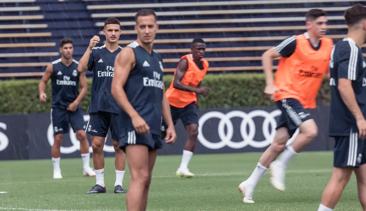 Para pemain Real Madrid saat berlatih di Florida International University di Miami, Florida, (29/7). Madrid akan bertanding melawan Manchester United di International Champions Cup pada hari Selasa di Miami. (AP Photo/Ellis Rua)