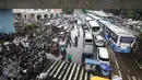 Kendaraan massa aksi 2 Desember terparkir di sepanjang Jalan Raya Pos, Jakarta, Jumat (2/12). Terbatasnya tempat parkir menyebabkan massa aksi memarkirkan kendaraan di tepi jalan, meskipun menutup arus lalu lintas. (Liputan6.com/Immanuel Antonius)
