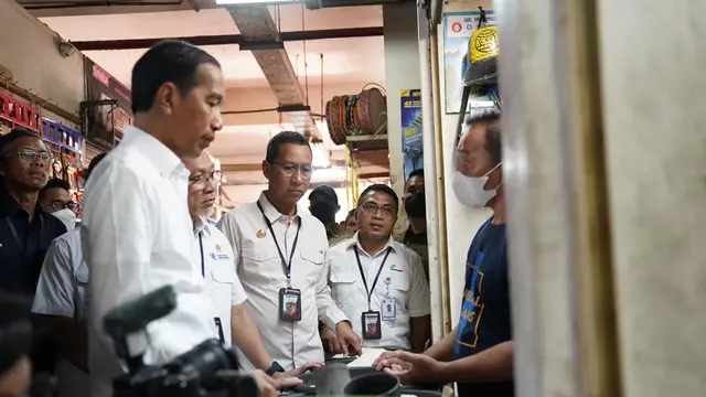 Presiden Jokowi dan Mendag Zulkifli Hasan blusukan ke Pasar Johar Baru, Jakarta Pusat.