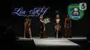 Model mengenakan busana kain rancangan karya LIA AFIF fashion desainer berkolaborasi dengan Pemkab Kutai Timur pada Indonesia Fashion Week 2022 di Jakarta Convention Center, Rabu (13/4/2022). Perhelatan Indonesia Fashion Week kembali digelar setelah dua tahun absen. (Liputan6.com/JohanTallo)