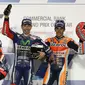 Jorge Lorenzo (tengah) saat selebrasi di podium Sirkuit Losail Qatar (KARIM JAAFAR / AFP)