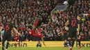 Penyerang Liverpool, Sadio Mane melakukan tendangan salto saat bertanding melawan Atletico Madrid pada leg kedua babak 16 besar Liga Champions di di stadion Anfield, Inggris (12/3/2020). Atletico menang atas 3-2 atas Liverpool dengan agregat 4-2. (AP Photo/Jon Super)