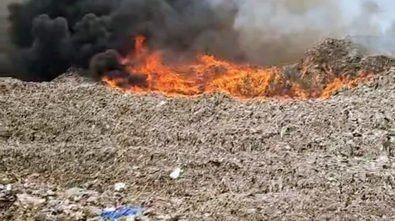 Kebakaran Hebat di Tempat Pembuangan Sampah Jatiwaringin Tangerang