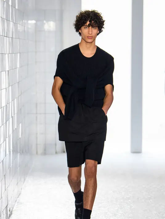 Terinspirasi dari 4 elemen; bumi, air, api, dan angin, grafis tekstilnya melengkapi dan menyempurnakan koleksi ini dalam menyampaikan pesan bahwa kenyamanan dan keharmonisan bisa didapatkan bersamaan dengan alam. [Foto: Document/Onitsuka Tiger]