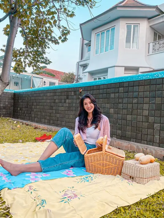 Penampilan Elma Agustin saat hanya melakukan piknik di halaman juga tak lepas dari sorotan. Menggunakan celana jeans dan dipadukan dengan kaus putih lengkap dengan outer, gaya kasual Elma ini juga bisa ditiru. (Liputan6.com/IG/@elmaaa_e)