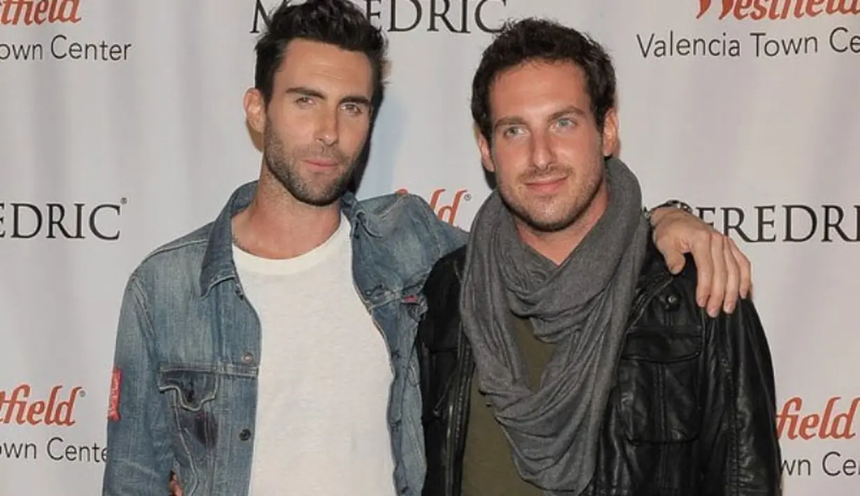 Kamu pasti sudah yakin banget sama ketampanan Adam Levine. Jangan sedih, dia juga punya saudara ganteng yang bernama Michael Levine! (Getty Images For Westfield Charley Gallay)