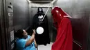 Sejumlah orang berpakaian karakter Star Wars berbincang dengan operator lift selama acara amal oleh El Salvador Star Wars fan club di Rumah Sakit Benjamin Bloom Anak Nasional di San Salvador, El Salvador (14/12). (REUTERS/Jose Cabezas)