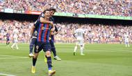 Striker Barcelona Robert Lewandowski merayakan golnya dengan rekan setim Gavi ke gawang Elche pada pertandingan Liga Spanyol di stadion Camp Nou, Sabtu, 17 September 2022. (Josep LAGO / AFP)