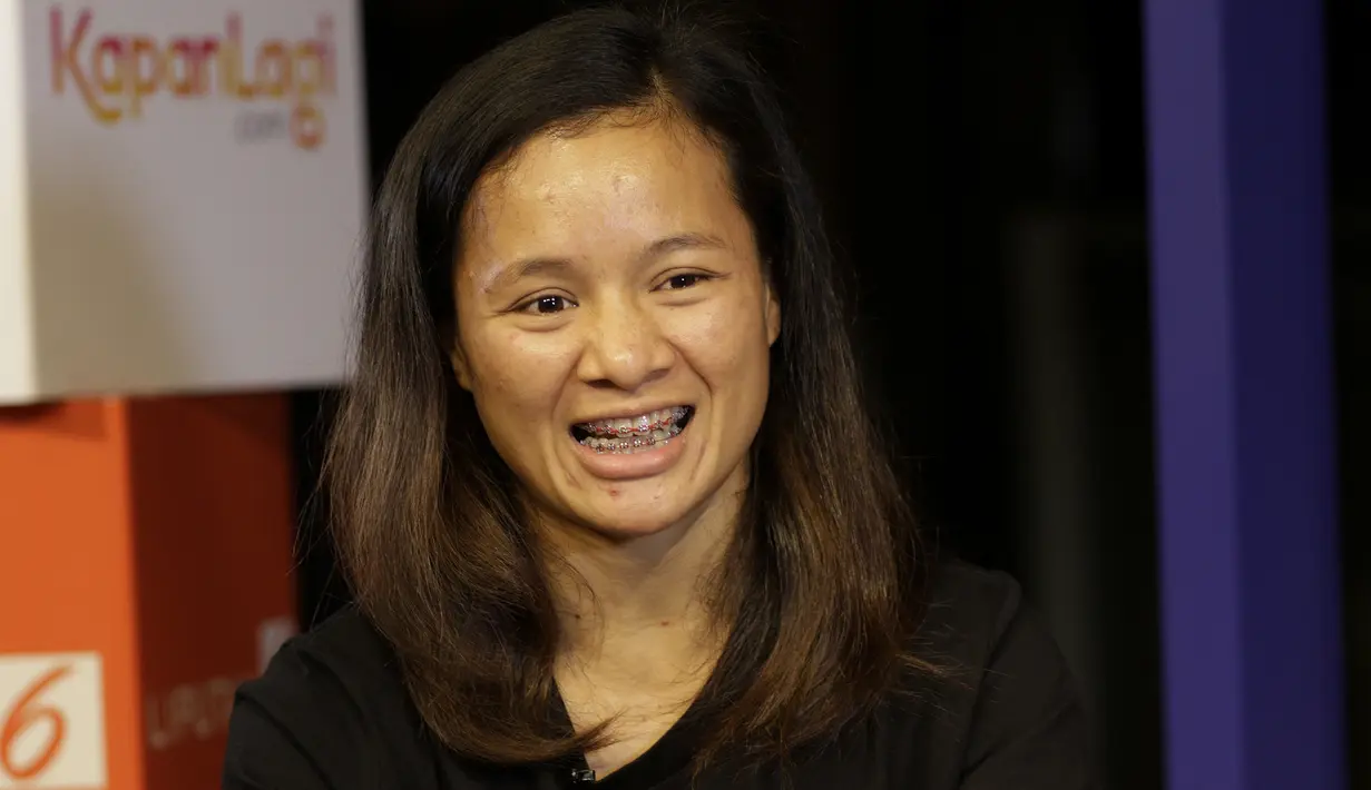 Petarung MMA, Priscilla Lumban Gaol, tertawa saat kunjungan ke kantor redaksi KLY di Jakarta, Jumat (18/1). Dirinya akan bertarung pada laga One Championship pada Sabtu (19/1) di Istora Senayan. (Bola.com/Yoppy Renato)