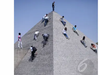 Anak-anak bermain di atas miniatur Piramid di Beijing World Park (AFP Photo/STR)