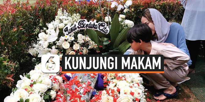 VIDEO: BCL Kembali Kunjungi Makam di Hari ke-2 Meninggalnya Suami