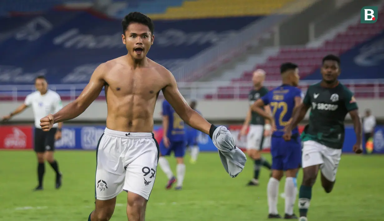 Pemain Persikabo 1973, Dimas Drajad melakukan selebrasi usai mencetak gol penyeimbang 2-2 ke gawang PSIS Semarang dalam laga pekan ke-12 BRI Liga 1 2021/2022 di Stadion Manahan, Solo, Kamis (18/11/2021). (Bola.com/Bagaskara Lazuardi)