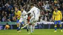 Cristiano Ronaldo mencetak dua gol pada menit  akhir membuat Real Madrid selamat dari kekalahan melawan Las Palmas pada lanjutan La Liga Spanyol di Santiago Bernabeu stadium, Madrid, (1/3/2017). Madrid bermain imbang 3-3.  (AP/Paul White)