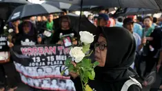 Komisi untuk Orang Hilang dan Korban Tindak Kekerasan (Kontras) melakukan Aksi Kamisan di depan Istana Negara, Jakarta, Kamis (21/5/2015). Kontras menilai pemerintah telah gagal memberikan kepastian hukum. (Liputan6.com/Johan Tallo)