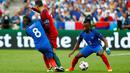 Striker Portugal, Cristiano Ronaldo, saat dilanggar pemain Prancis, Dimitri Payet, pada laga final Piala Eropa 2016 di Stade de France, Saint-Denis, Senin (11/7/2016) dini hari WIB. (Reuters/Kai Pfaffenbach)
