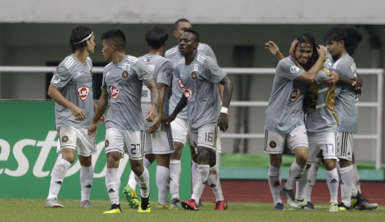 Pemain Kaya FC-Iloilo merayakan gol yang dicetak oleh Marwin Angeles ke gawang PSM Makasar pada laga AFC Cup 2019 di Stadion Pakansari, Bogor, Selasa (2/4). Kedua tim bermain imbang 1-1. (Bola.com/Yoppy Renato)