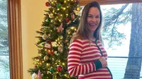 Hilary Swank pamer baby bump di kehamilan pertama saat usianya 48 tahun. (dok. Instagram @hilaryswank/https://www.instagram.com/p/CmmkDZFvlX6/)