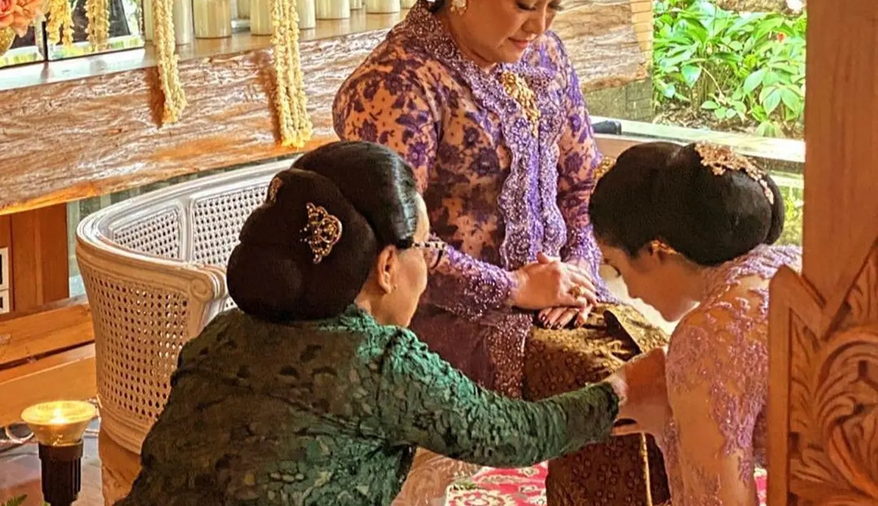 Nuansa khas Jawa menjadi tema yang diangkat oleh Chelsea Islan dan keluarga.  [Foto: chelseaislanfc.mks]