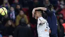 Pemain Montpellier, Ramy Bensebaini (kiri) berebut bola dengan pemain Paris Saint-Germain, Zlatan Ibrahimovic  pada lanjutan Liga 1 Prancis di Stadion Parc des Princes, Paris. (AFP/Franck Fife)