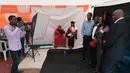 Wisudawan berfoto bersama keluarga mereka usai mengikuti upacara wisuda ke-68 di Universitas Makerere di Kampala, Uganda (19/1). (AFP Photo/Michele Sibiloni)