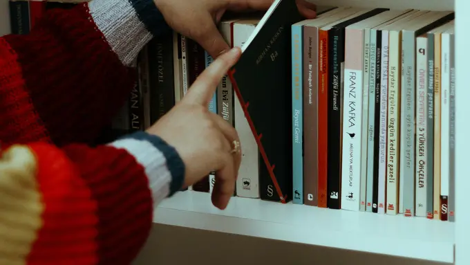 menyimpan buku cover