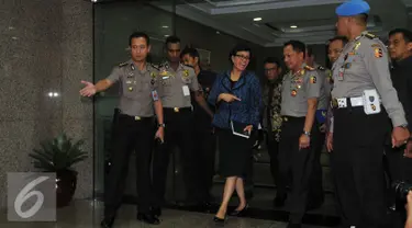 Menkeu Sri Mulyani (tengah) bersama Kapolri Jenderal Pol Tito Karnavian di  Mabes Polri, Jakarta, Jumat (29/7). Bersama Kapolri, Sri Mulyani melakukan video Call  sosialisasi Tax Amnesty ke seluruh Kapolda di Tanah Air. (Liputan6.com/Gempur M Surya)