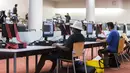 Orang-orang yang memakai masker menjaga jarak saat belajar di sebuah perpustakaan di Toronto, Kanada (24/8/2020). Tahap ketiga rencana pembukaan kembali Perpustakaan Umum Toronto dimulai pada Senin (24/8). (Xinhua/Zou Zheng)