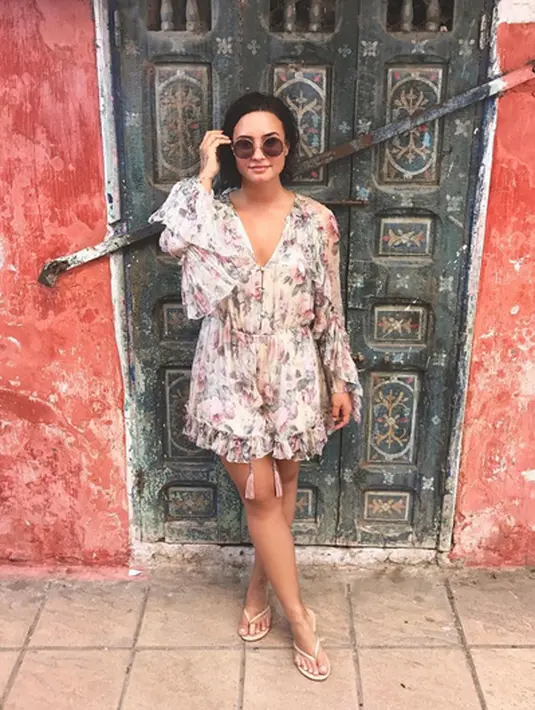 Dengan singkat, di akun Twitternya Demi Lovato juga menuliskan rasa dukanya kepada para korban ledakan bom di Manchester. Ia menuliskan bahwa semua doanya untuk Manchester. “Semua doaku untukmu Manchester,” tulisnya. (Instagram/demilovato)