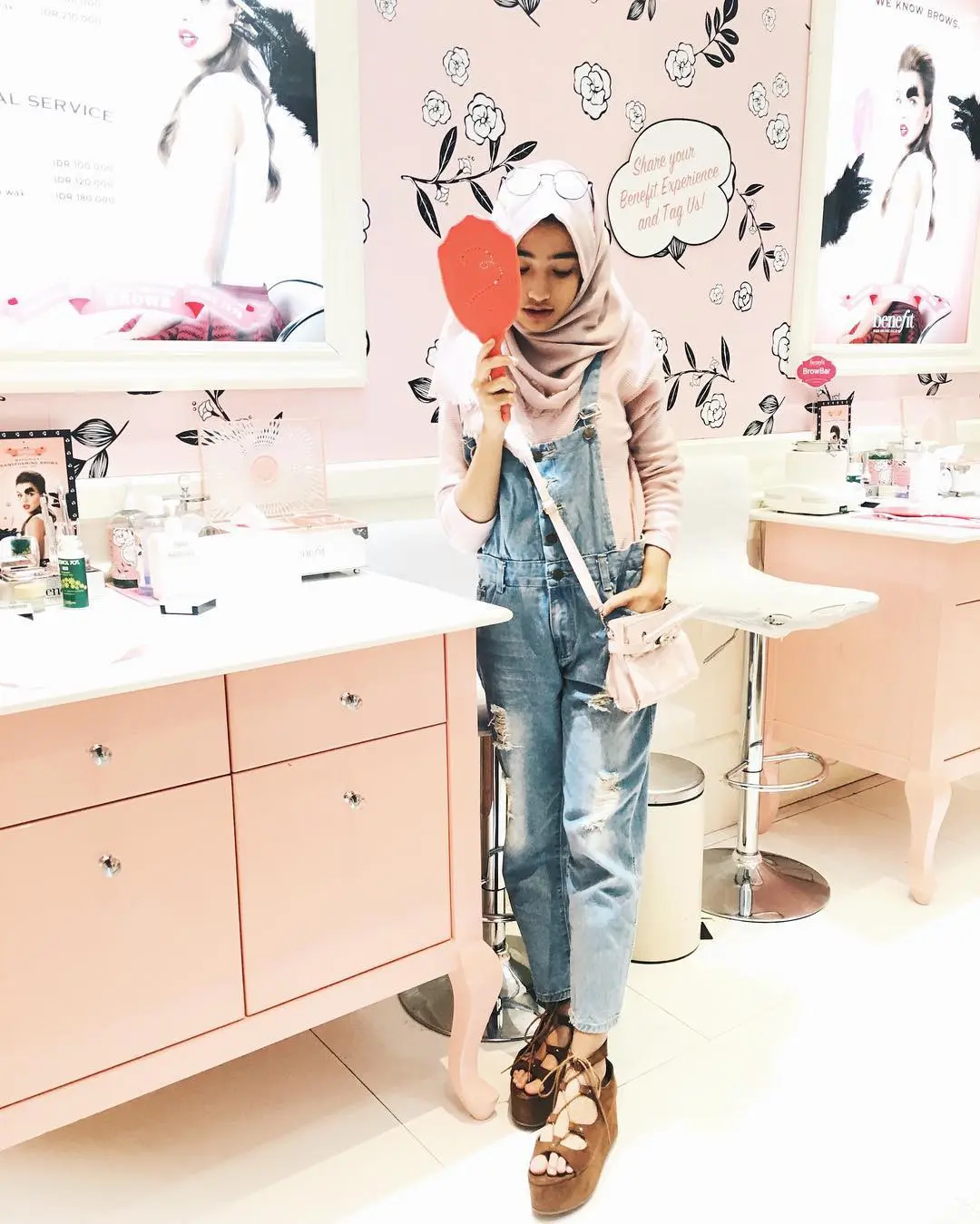 Pakai overall dan atasan yang warnanya senada sama jilbab kamu ya misalnya warna kalem seperti krem. (sumber foto: @shireeenz/instagram)