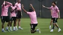 Dengan tidak hadirnya Cristiano Ronaldo di Piala Dunia Antarklub 2025, Lionel Messi selaku kapten Inter Miami berpeluang untuk meraih status raja gol. (PATRICIA DE MELO MOREIRA/AFP)