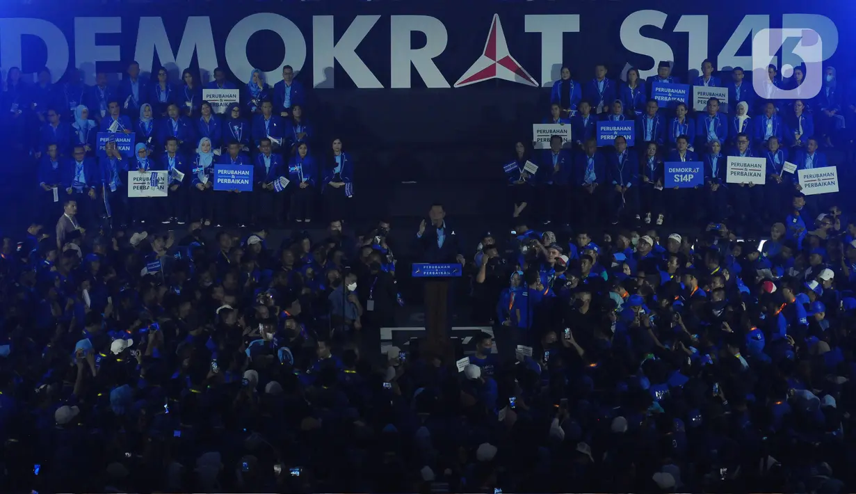 Para kader mengelilingi Ketua Umum Partai Demokrat Agus Harimurti Yudhoyono (AHY) yang menyampaikan pidato politiknya di Tennis Indoor Senayan, Jakarta, Selasa (14/3/2023). Dalam pidatonya AHY menyampaikan beberapa hal diantaranya ekonomi di Indonesia yang semakin sulit akibat tata kelola keuangan negara tidak dilakukan dengan baik serta isu penundaan pemilu 2024. (merdeka.com/Imam Buhori)