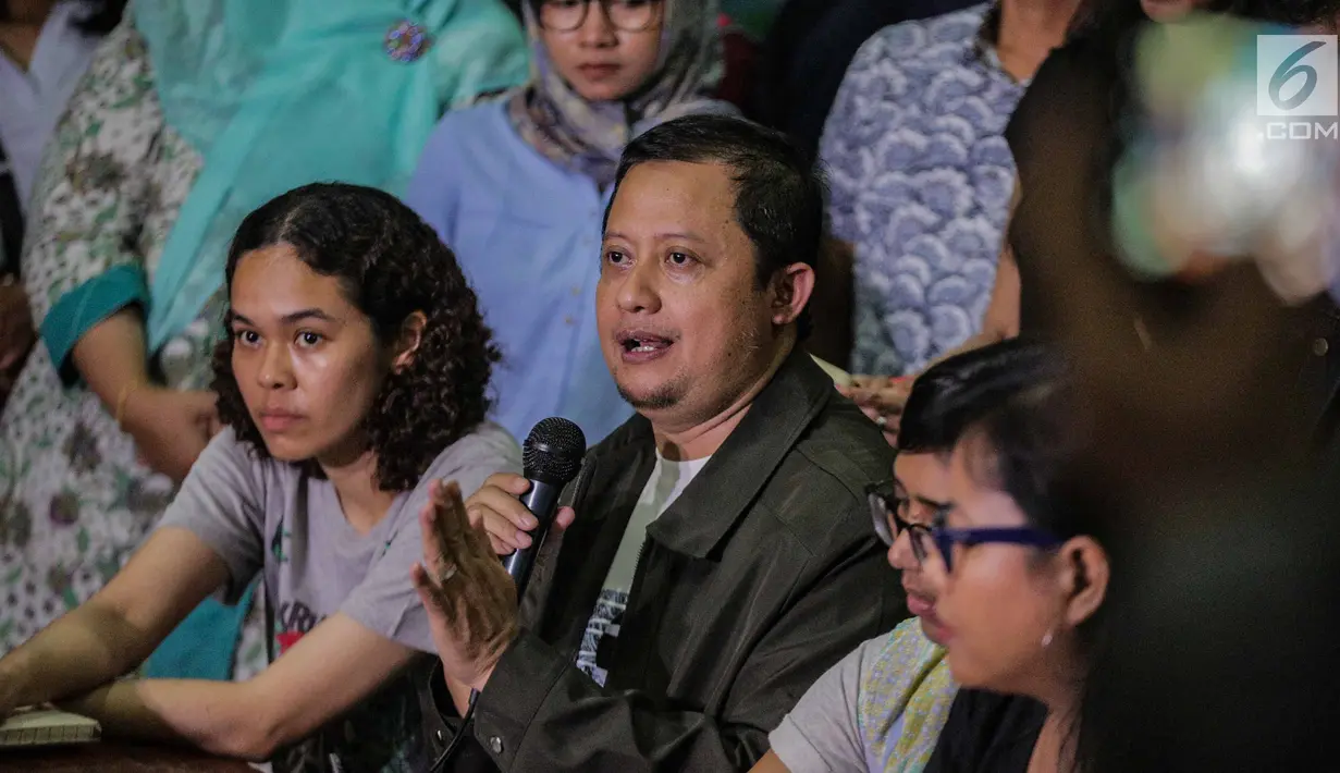 Akademisi Ubedillah Badrun (tengah) menyampaikan keterangan pers di Gedung YLBHI, Kamis (7/3). Mereka meminta kepolisian membebaskan Robertus Robet karena lagu yang dinyanyikan Robertus tidak bermaksud menghina institusi TNI. (Liputan6.com/Faizal Fanani)