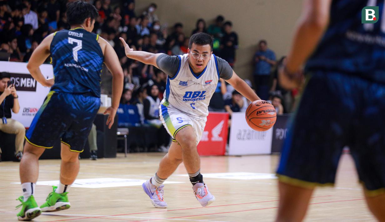 Pertandingan fun charity match antara DBL Indonesia Team melawan Mantappu Corp di GOR Cempaka Putih, Jakarta, Rabu (16/08/2023). (Bola.com/Bagaskara Lazuardi)