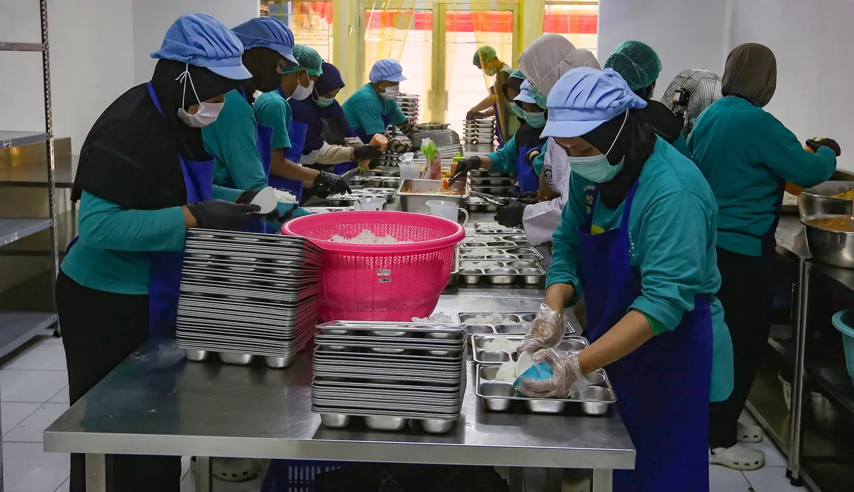 Pekerja menyiapkan paket makanan untuk program makan bergizi gratis (MBG) di salah satu dapur Satuan Pelayanan Pemenuhan Gizi (SPPG) Yasmin, Kota Bogor, Kamis (9/10/2025). (merdeka.com/Arie Basuki)